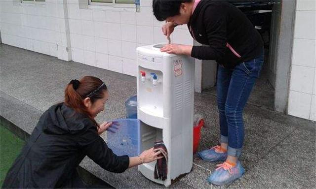 如果饮水机脏了怎么办？如何清洗饮水机